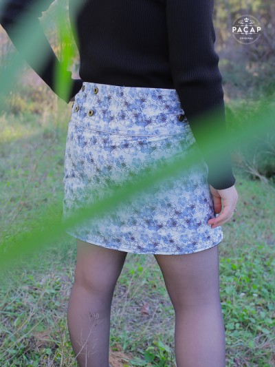 jupe courte bleue à fleurs, jupe portefeuille, jupe reversible, jupe droite, jupe boutonnée, jupe asymetrique