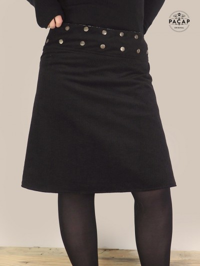 jupe hiver noire sans poche ceinture bouton pression évasée taille réglable tenue hiver femme longueur genoux monochrome
