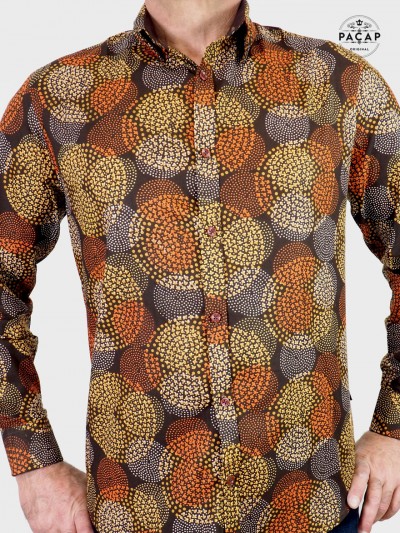 chemise imprimé rétro ethnique africain coupe cintrée orange et marron
