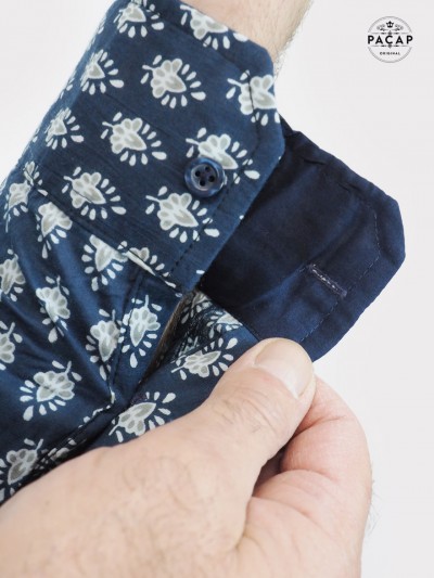 chemise bleue à fleurs manches boutonnées