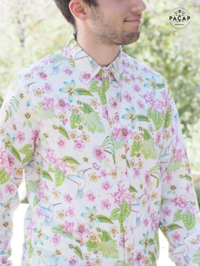 Chemise blanche originale avec motifs oiseaux et fleurs. coupe ajustée