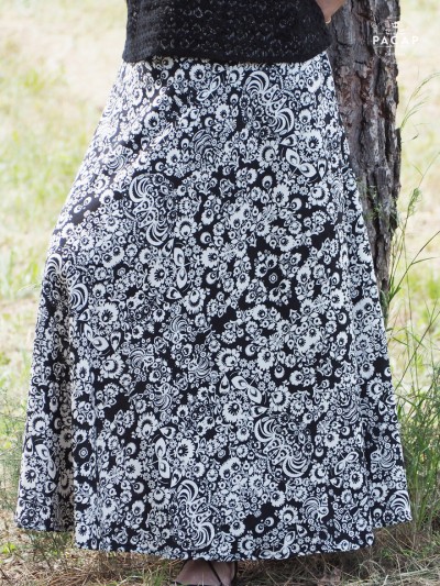 jupe longue portefeuille noire et blanche a fleurs