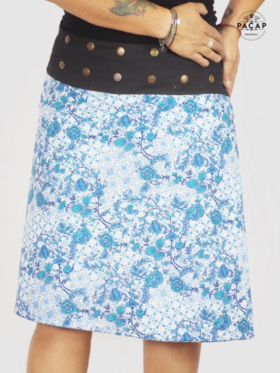 jupe portefeuille bleue motif fleurs originale pour femme ceinture grande taille bouton pression coupe fendue