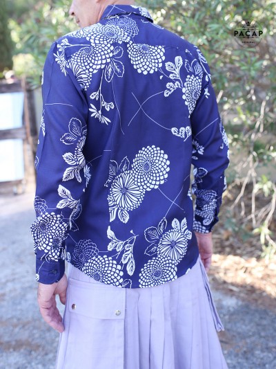 chemise bleue marine pour homme imprimé rosaces et eventails japonais
