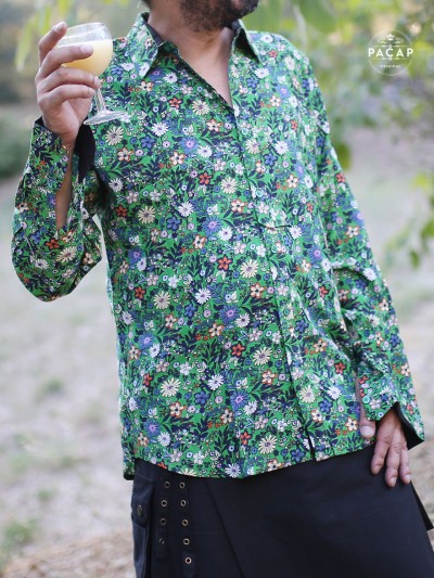 chemise décontractée verte a fleurs violettes pour homme bouton coloré tissus fluide en viscose taille cintrée