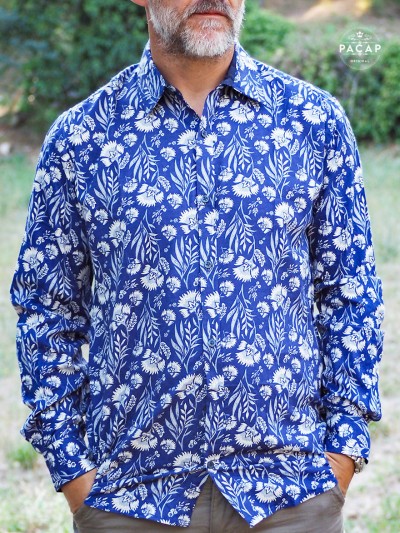 chemise décontractée bleue, chemise a fleurs blanches, chemise florale, chemise élégante, chemise imprimée
