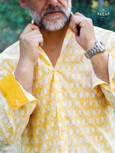 men's printed yellow shirt, long sleeves, colored lapels, mother-of-pearl button