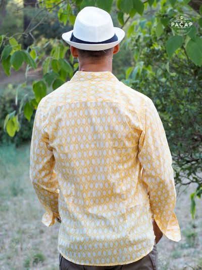 chemise décontractée et cintrée jaunes col francais coupe ajustée pour homme
