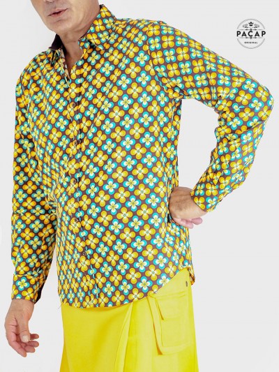 chemise noire ajustée imprimé fleurs trefles jaune et bleue pour homme manche longue en popeline