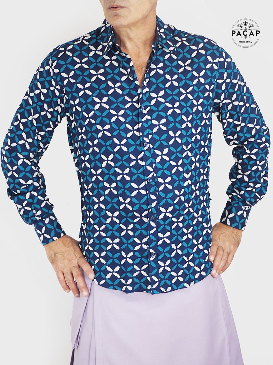 homme en kilt mauve avec chemise bleue marine imprimé géometrique, manche longue chemise décontractée