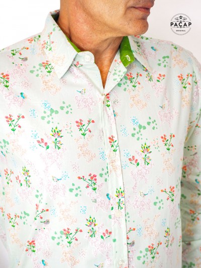 chemise grise imprimée bouquet de fleurs revers de col vert