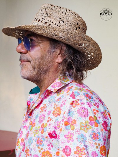 chemise homme imprimée hippie a fleurs multicolore bleue orange et rose lunette et chapeau de paille