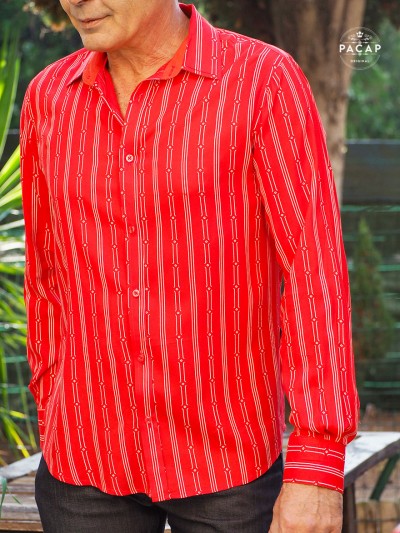 chemise rouge originale rayée pour homme en viscose tissu fluide et volant a revers col francais coupe cintrée