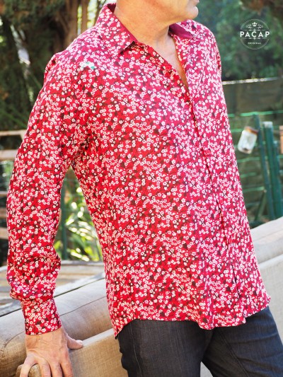 chemise liberty rouge a petite fleurs blanches en viscose, chemise imprimée, manches longues, bouton coloré