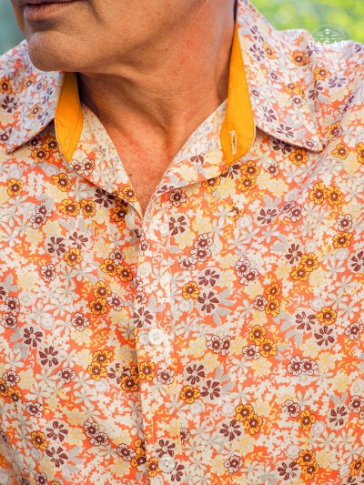 Chemise orange imprimée a petite fleurs, chemise a revers orange, chemise florale multicolore, chemise été