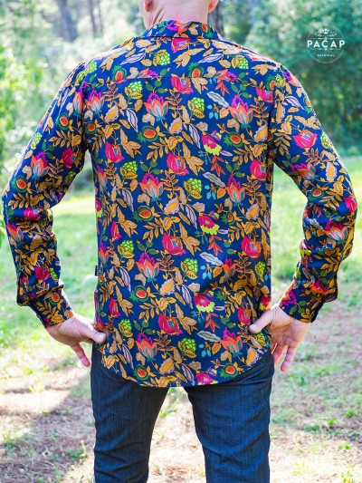 comfortable blue shirt for men, colorful flower pattern, long sleeves, straight cut, fitted back