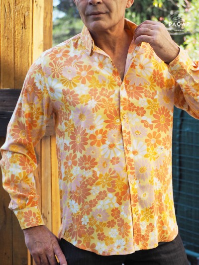 chemise décontractée jaune imprimé a fleurs orange et rose, chemise colorée, chemise hawaienne jaune