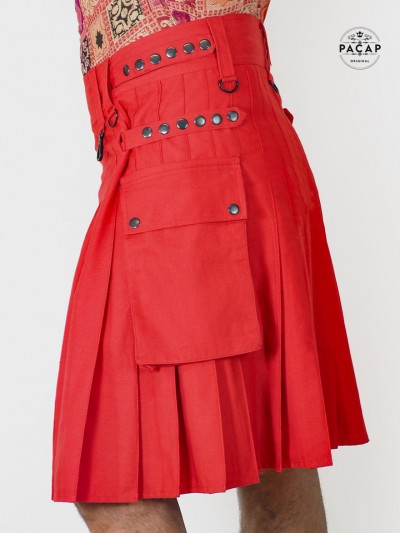 kilt rouge boutonné, grande poche rabats, anneaux, crochet et sangle, kilt plissé bouton-pression, jupe genoux fendue