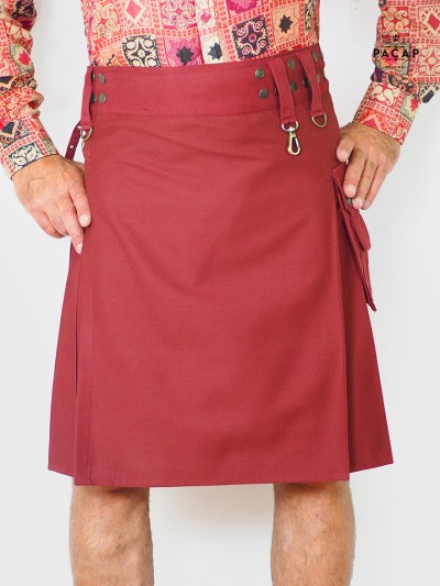 jupe tablier rouge unie pour homme avec crochet et passant ceinture, anneaux, longueur genoux, kilt rouge utilitaire écossais
