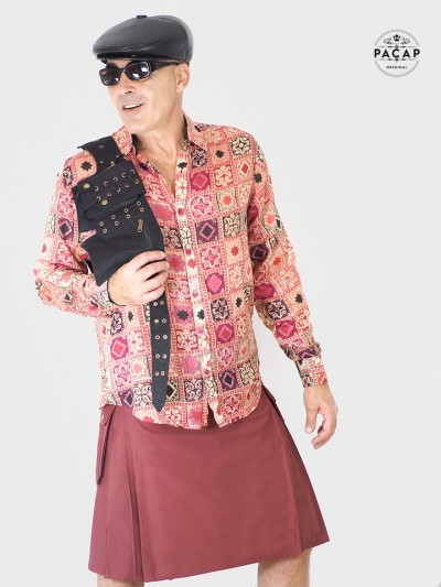 homme en kilt pacap rouge bordeaux avec sporran noir boutonnée, lunettes de soleil, beret et chemise originale rouge PACAP