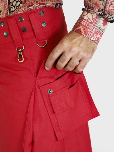 Kilt Rouge utilitaire coupe moderne plissée avec grande poche spacieuse type cargo a rabat et bouton pression crochet et anneaux