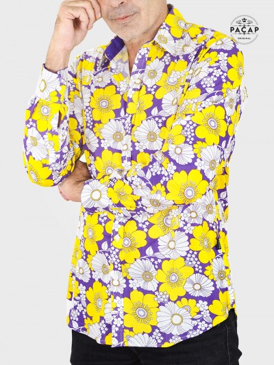 chemise violette mauve pourpre pour homme a fleurs jaune et blanche pour homme chemise magnum serie, tom selleck