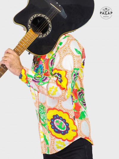 chemise blanche imprimé floral colorée pour artiste musicien peintre guitariste festival scene groupe musique boysband