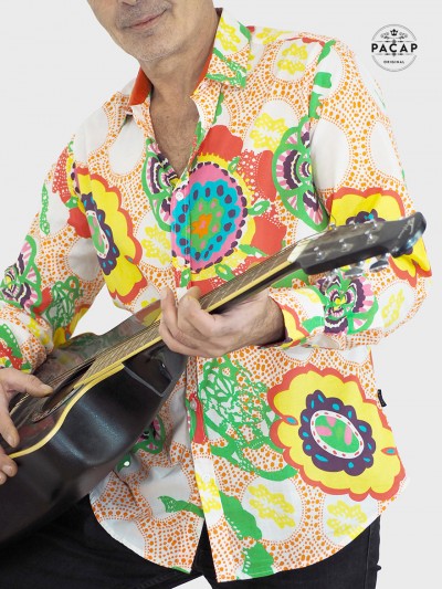 Chemise groovy blanche pour homme guitare artiste musicien imprimé originale colorée fantaisie florale