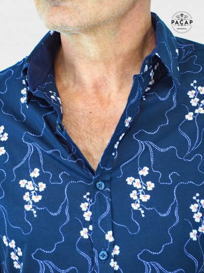 chemise homme bleu indigo imprimé japonais bouton coloré, col milanais patte de boutonnage a fleurs blanches