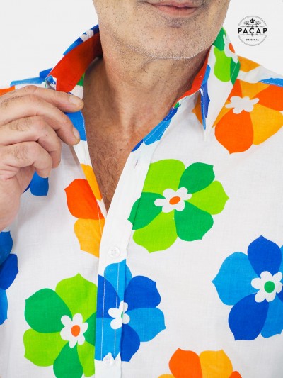 Chemise blanche a fleurs verte orange et bleue, hawai, tahiti, malibu, californie en coton fin leger, coupe cintrée