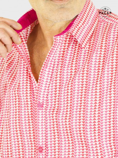 chemise blanche imprimée triangle rose et rouge homme a bouton rose et revers de col et poignets boutonnés