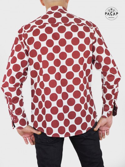 chemise imprimée motif gros pois rouge sur coton blanc manche longue coupe cintrée manche boutonnée