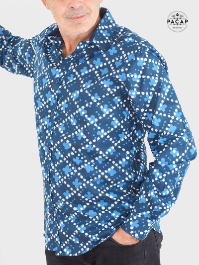 chemise fantaisie bleue imprimée en coton motif abstrait a pois blanc et tache bleu clair