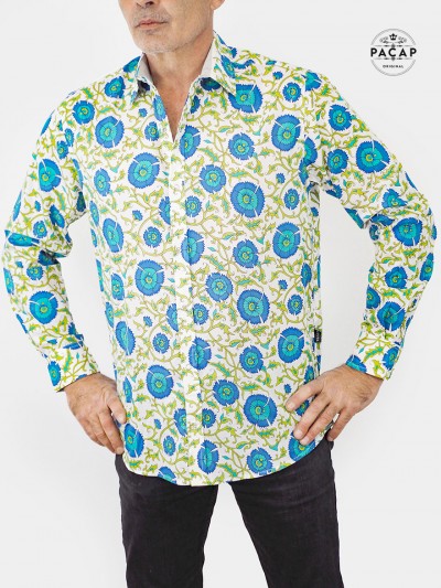 chemise à motif homme blanche a fleurs bleue bouton pression manche longue imprimé coupe cintrée en coton  taille ajustée