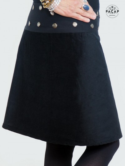 jupe côtelée en velours noire pour femme couleur sombre monochrome unicolore ceinture bouton pression