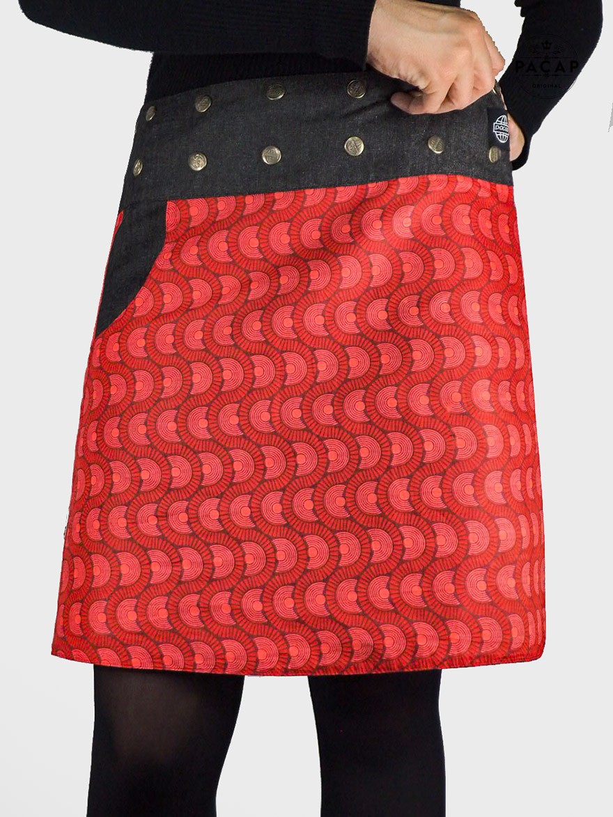 jupe rouge reversible avec poche ceinture en jean noir boutonnée coupe droite fendue pour femme