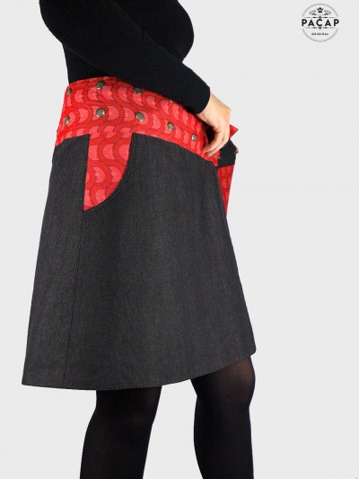 jupe wrap en jean noir coupe portefeuille mi longue taille unique ajustable femme avec poche ceinture rouge