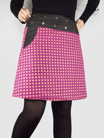 jupe motif géométrique rose avec poche ceinture en jean boutonnée devant coupe droite réversible longueur genoux