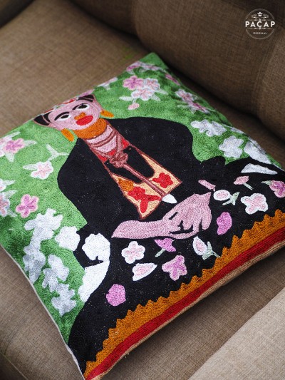 taie d'oreiller pour déco interieur frida kahlo artisque peintre mexicaine champs de fleurs echarpe noire portrait