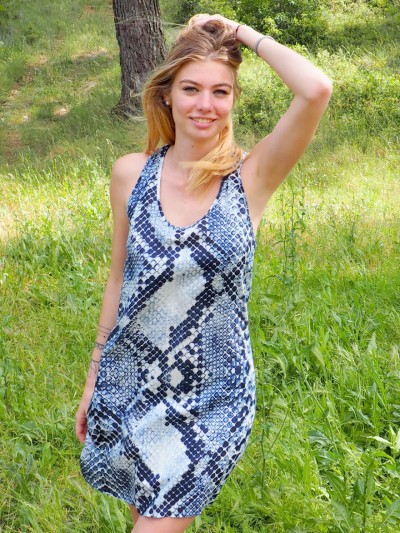 robe courte bleue motif peau de serpent, ecailles de poissons, robe débardeur, robe de plage, robe courte sans manche,