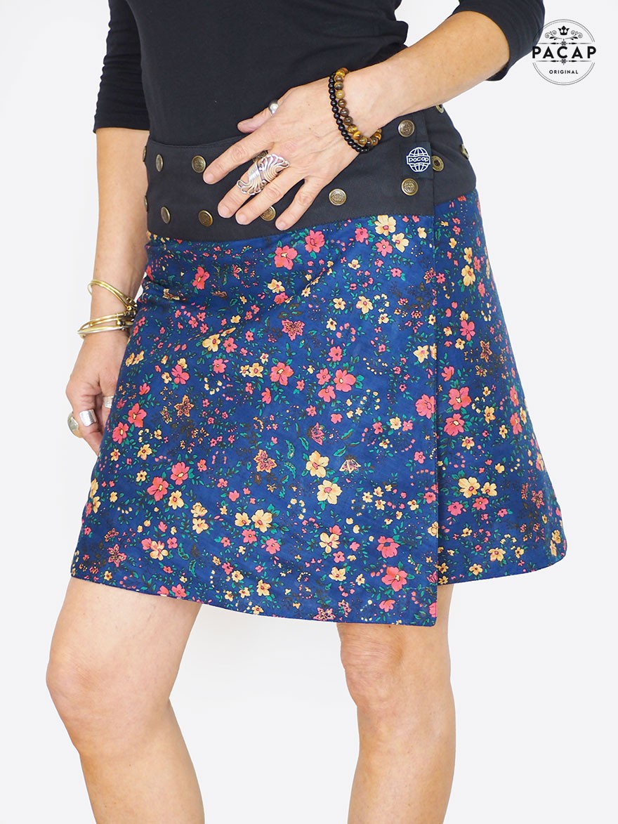 jupe liberty coton satinée coupe trapèze femme, jupe été bleu foncé fleurs roses, jupe femme habillée