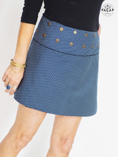 jupe bleue micro motif femme, passepoile reversible, bouton metal, mini jupe été courte portefeuille ceinture plate