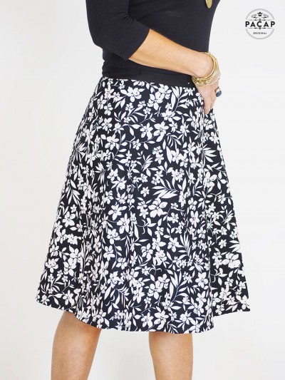 jupe portefeuille femme imprimé a fleurs noire et blanche, jupe été réversible a nouer, jupe wrap, jupe enveloppante