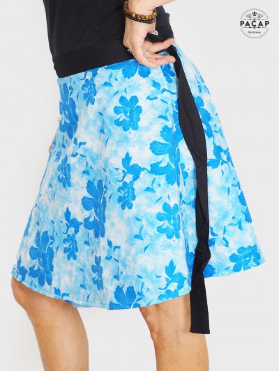 jupe fleurs bleue, jupe sans bouton, jupe a nouer, jupe fente, ceinture noir, jupe femme, jupe été