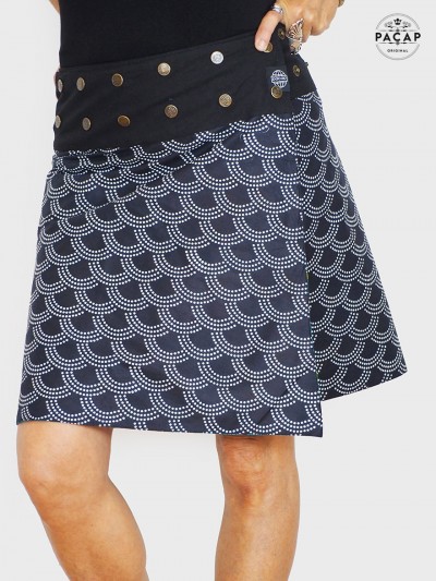 jupe noire portefeuille évasée taille haute motif motif seigaiha à pois blanc japonais, jupe coton, jupe a pois, trapèze, fendue