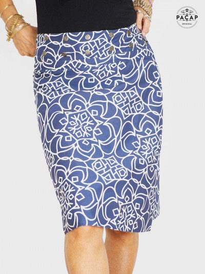 femme en jupe portefeuille droite imprimé a fleurs bleue taille haute, tenue été vacances