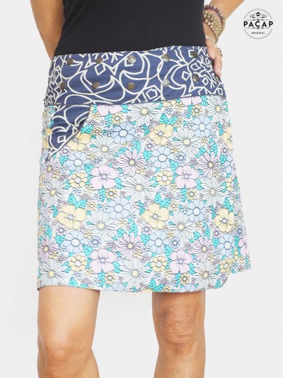 jupe bleue avec poche, enc oton imprimé a fleurs reversible, ceinture large passepoile
