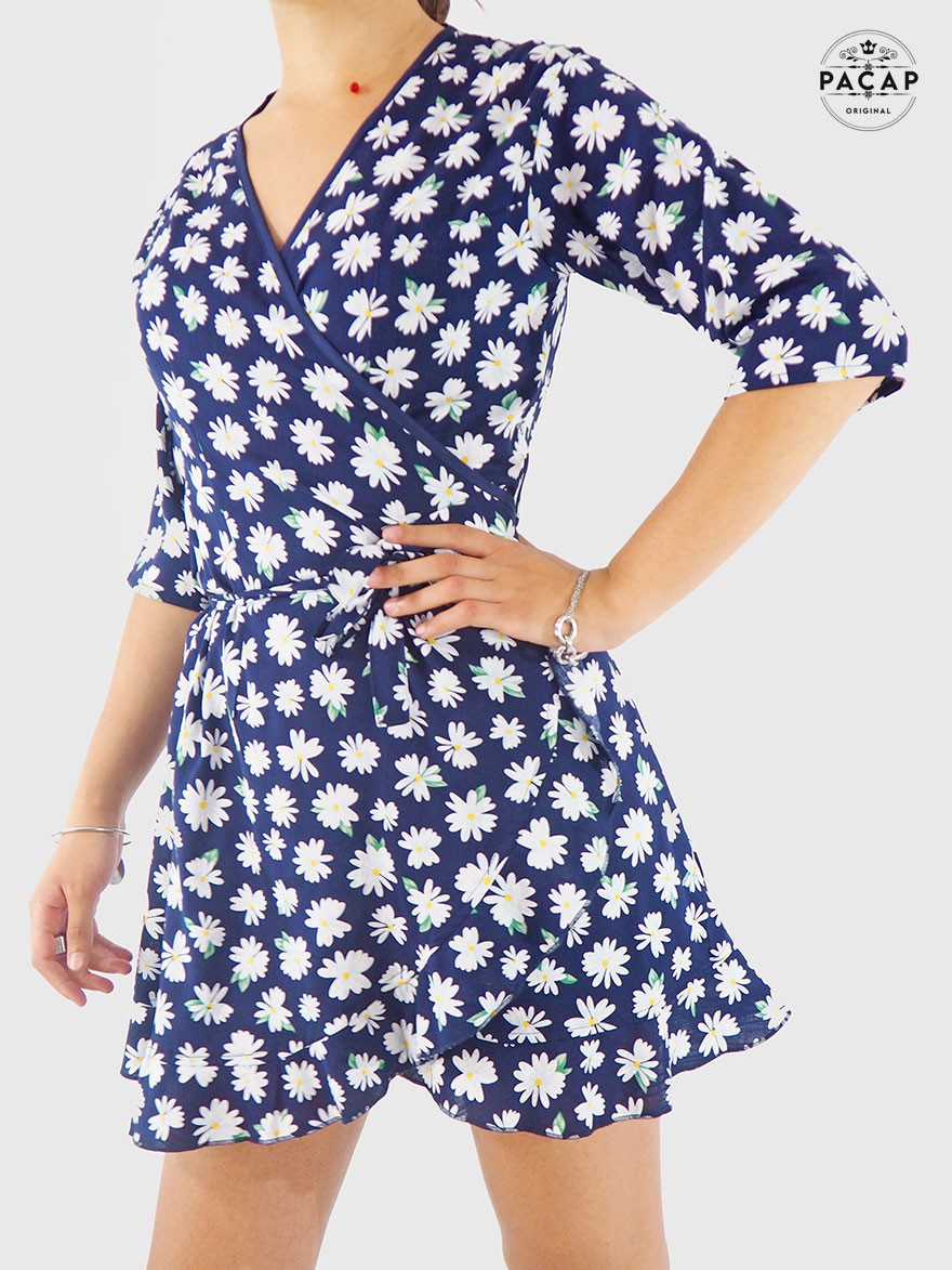 robe courte bleue, robe à nouer, robe cache-coeur bleue, robe portefeuille, robe fleurs, robe bleue femme