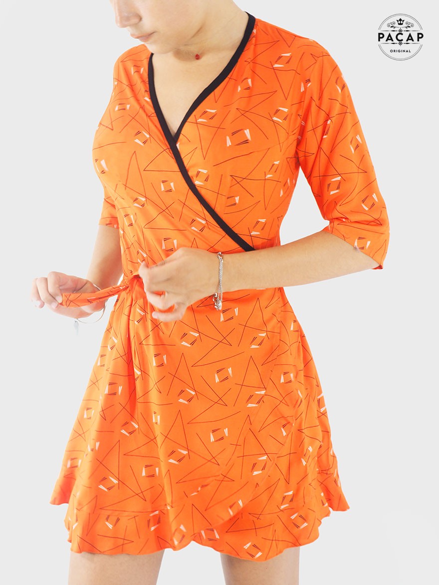 robe cache coeur orange ceinture fine a nouer, finition volant manche mi longue, coupe asymetrique