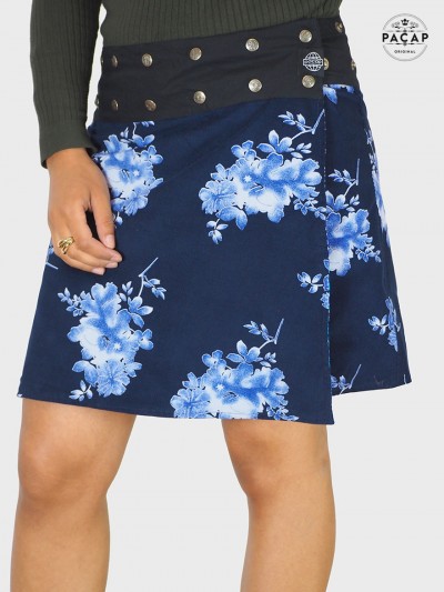 Jupe bleue a fleurs, jupe trapèze velours, taille femme, hauteur genoux, ceinture bouton